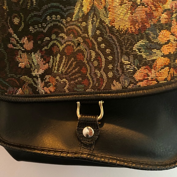 Vintage crossbody bag 2/$15 !! - Picture 3 of 3